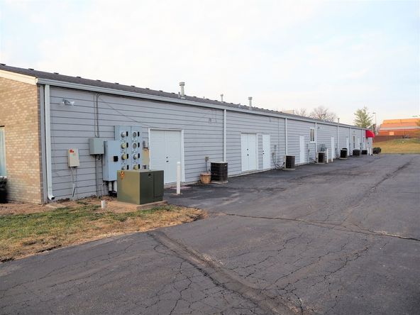 Retail For Lease: 950 Corporate Pkwy, Wentzville, MO 63385